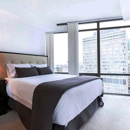 Altitude Suites Bay Street - Holiday Bonus - Free Parking โตรอนโต ภายนอก รูปภาพ
