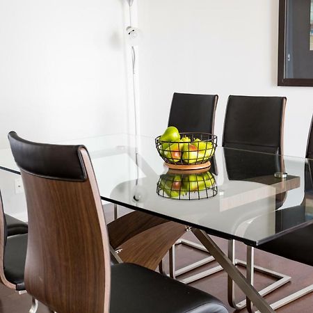 Altitude Suites Bay Street - Holiday Bonus - Free Parking โตรอนโต ภายนอก รูปภาพ