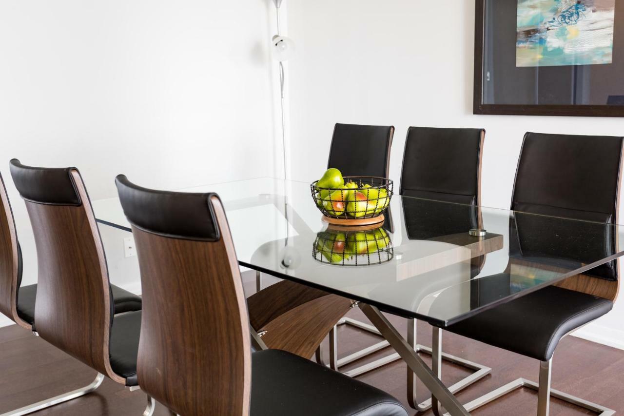 Altitude Suites Bay Street - Holiday Bonus - Free Parking โตรอนโต ภายนอก รูปภาพ