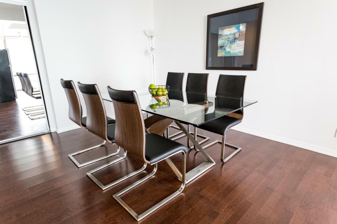 Altitude Suites Bay Street - Holiday Bonus - Free Parking โตรอนโต ภายนอก รูปภาพ
