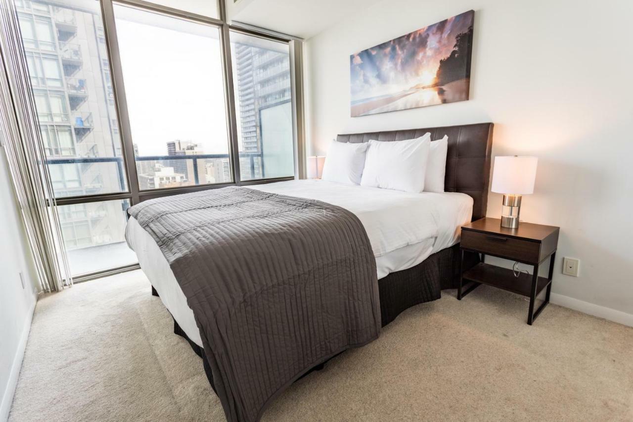 Altitude Suites Bay Street - Holiday Bonus - Free Parking โตรอนโต ภายนอก รูปภาพ