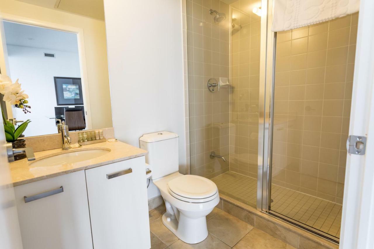 Altitude Suites Bay Street - Holiday Bonus - Free Parking โตรอนโต ภายนอก รูปภาพ