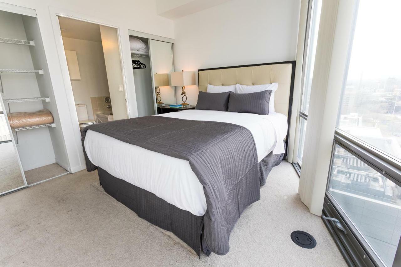 Altitude Suites Bay Street - Holiday Bonus - Free Parking โตรอนโต ภายนอก รูปภาพ