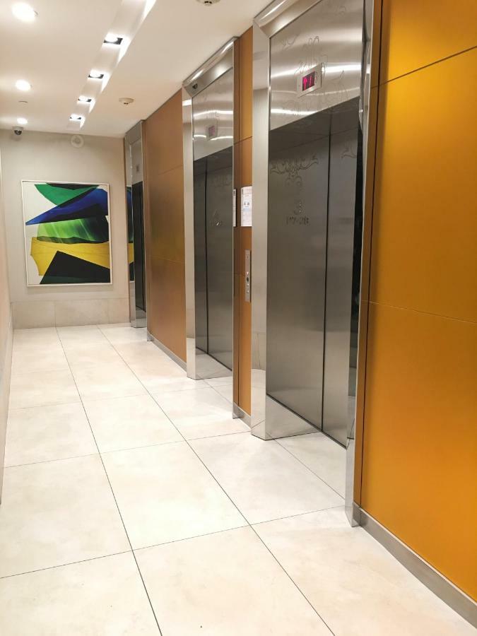 Altitude Suites Bay Street - Holiday Bonus - Free Parking โตรอนโต ภายนอก รูปภาพ